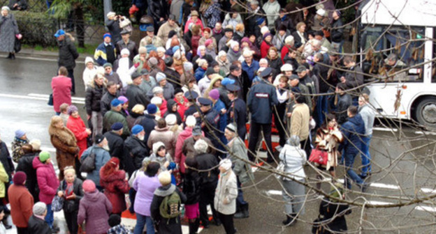 Sochi pensioners blocked the street close to the Mayoralty. January 15, 2016. Photo by Svetlana Kravchenko for the "Caucasian Knot"