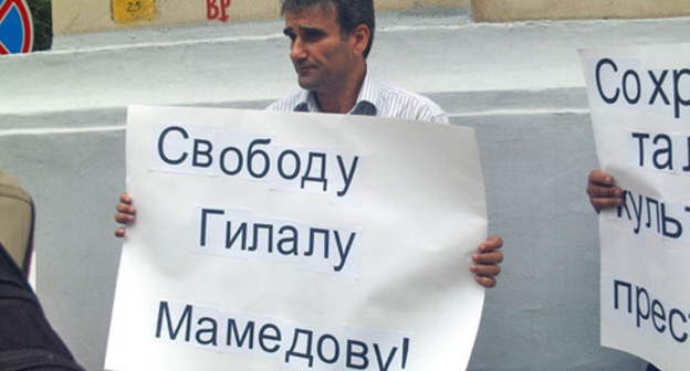 Protester holds poster in support of Gilal Mamedov, Moscow, August 2012. Photo: http://www.talish.org