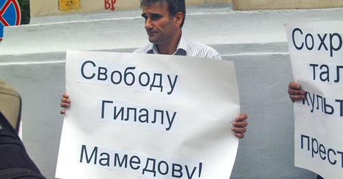 Protester holds poster in support of Gilal Mamedov, Moscow, August 2012. Photo: http://www.talish.org