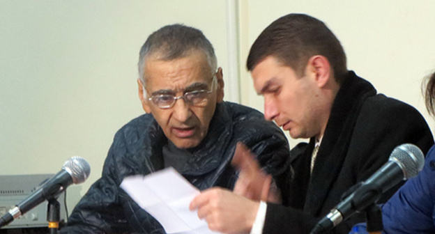 Dilkham Askerov (to the left) with his advocate Erik Beglaryan. Photo by Alvard Grigoryan for the "Caucasian Knot"