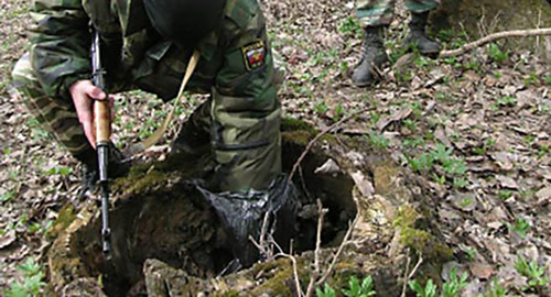 Hideout with ammunition. Photo: http://www.vestikavkaza.ru/news/V-Botlikhskom-rayone-obnaruzhen-taynik-s-oruzhiem-i-boepripasami.html