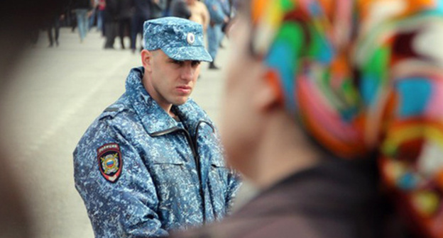 A police officer in Grozny during the rally. Photo by Magomed Magomedov for the "Caucasian Knot"