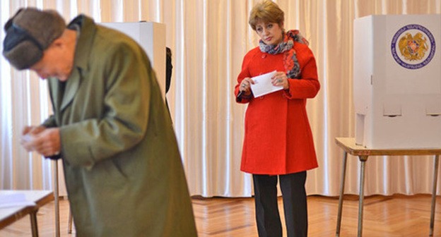 At the polling station during voting at the referendum. December 6, 2015. Photo: © PAN Photo / Varo Rafayelyan, Hrant Khachatryan, Karo Sahakyan