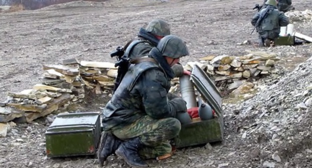 The soldiers with the shells for a howitzer D-30. Photo: Denis Mokrushin, a screenshot of a video at YouTube.com