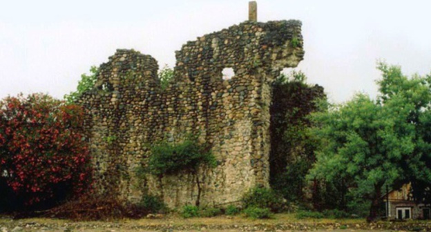 The wall of the Sukhumi Fortress. Photo: Turspeak.ru