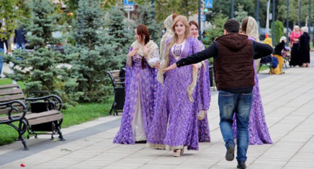 Man in Grozny performs national dance in front of the girls in national costumes. Photo by Magomed Magomedov for the ‘Caucasian Knot’. 