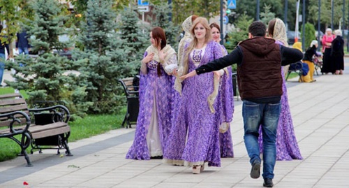 Man in Grozny performs national dance in front of the girls in national costumes. Photo by Magomed Magomedov for the ‘Caucasian Knot’. Man in Grozny performs national dance in front of the girls in national costumes. Photo by Magomed Magomedov for the ‘Caucasian Knot’.
