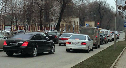 Cars riding along Mitaeva street in Grozny. Photo by Magomed Magomedov for the ‘Caucasian Knot’. 