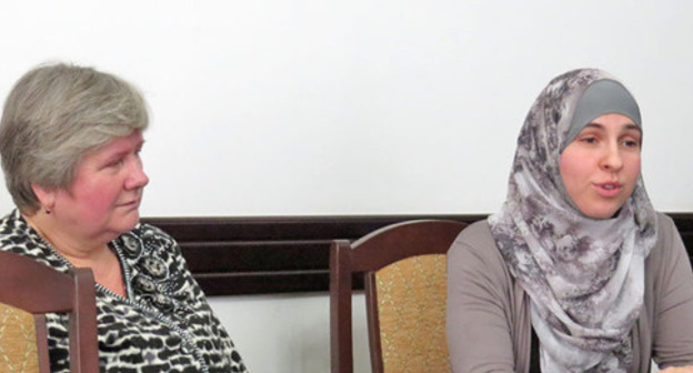 Inna Blenaova and her mother Svetlana Blenaova (left). Photo: http://kbrria.ru/politika/nuzhno-cenit-zhizn-vdova-likvidirovannogo-lidera-bandpodpolya-11092