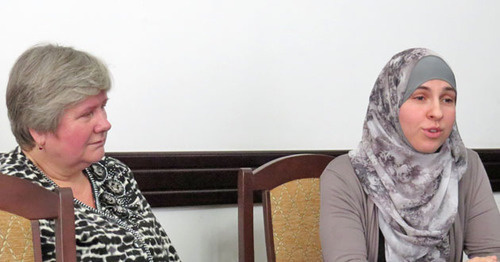 Inna Blenaova and her mother Svetlana Blenaova (left). Photo: http://kbrria.ru/politika/nuzhno-cenit-zhizn-vdova-likvidirovannogo-lidera-bandpodpolya-11092