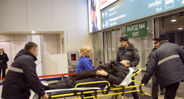 Injured person is being taken to hospital after terror act in Domodedovo airport, Moscow, January 24, 2011. Photo: Yuri Timofeyev (RFE/RL)