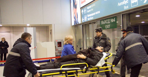Injured person is being taken to hospital after terror act in Domodedovo airport, Moscow, January 24, 2011. Photo: Yuri Timofeyev (RFE/RL)