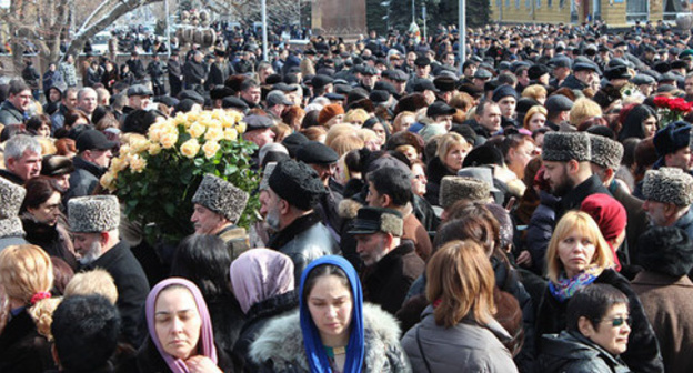 Vladikavkaz residents paid tribute to memory of North-Ossetian leader Tamerlan Aguzarov. February 21, 2016. Photo by Emma Marzoeva for the "Caucasian Knot"