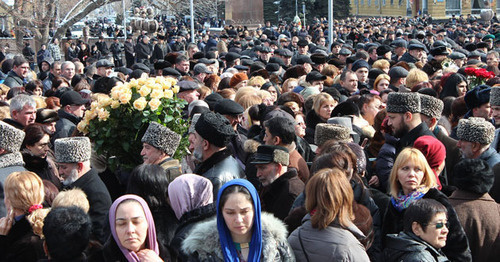 Vladikavkaz residents paid tribute to memory of North-Ossetian leader Tamerlan Aguzarov. February 21, 2016. Photo by Emma Marzoeva for the "Caucasian Knot"