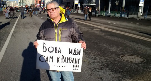 Moscovite Mikhail takes part in the rally in memory of Boris Nemtsov with poster saying: ‘Vova, go to Ramzan yourself!’, Sakharov Prospect, Moscow, February 27, 2016. Photo by Grigory Shvedov for the ‘Caucasian Knot’. 