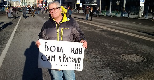 Moscovite Mikhail takes part in the rally in memory of Boris Nemtsov with poster saying: ‘Vova, go to Ramzan yourself!’, Sakharov Prospect, Moscow, February 27, 2016. Photo by Grigory Shvedov for the ‘Caucasian Knot’. 