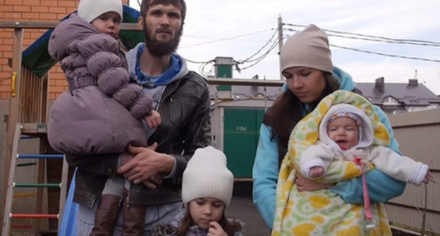 The Yarovs family, residents of apartment building No. 70 in Izmailskaya Street, Krasnodar. Photo: http://bloknot-krasnodar.ru/news/v-krasnodare-mnogodetnye-semi-prosyat-ne-snosit-ikh-714778