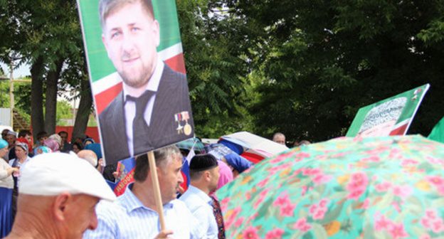 Rally participant holds Kadyrov’s portrait. Photo by Magomed Megomedov for the ‘Caucasian Knot’. 