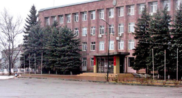 Building of the Buynaksk City Administration. Photo: http://odnoselchane.ru/
