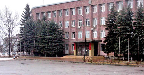 Building of the Buynaksk City Administration. Photo: http://odnoselchane.ru/