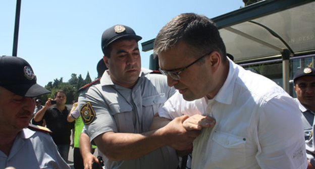 The police detains Ilgar Mamedov. 2012. Photo by Turkhan Karimov from Radio Azadlyg archive (RFE/RL), www.radioazadlyg.org