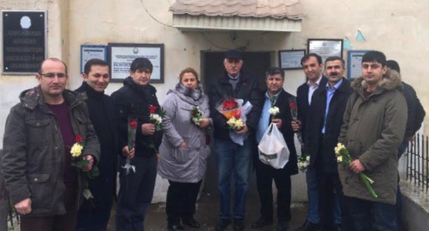 The activists who came to congratulate Khadija Ismayilova on the Women's Day near the colony. Baku, March 7, 2016. Photo by Parvana Bayramova for the "Caucasian Knot"
