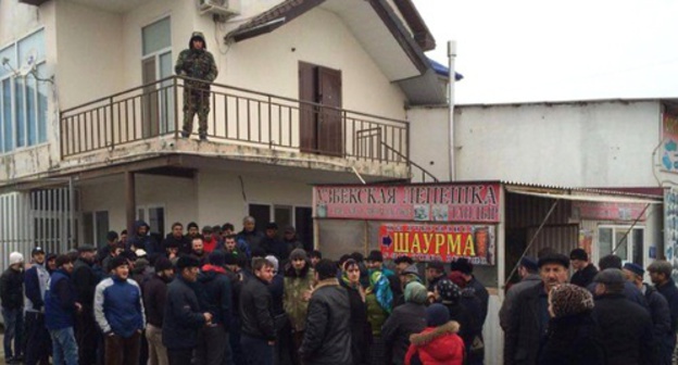 The participants of the market traders' protest action in Khasavyurt. March 8, 2016. Photo courtesy of the blogger Rasul Abu Asad for the "Caucasian Knot"