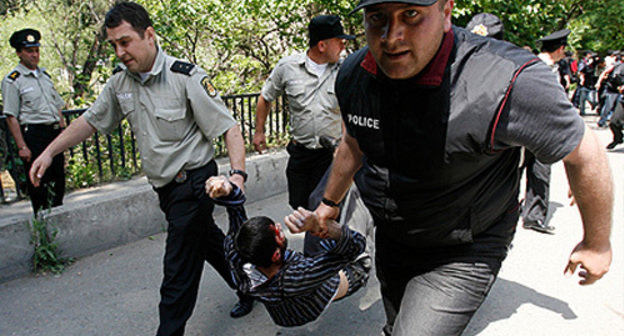 Tbilisi policemen detain oppositional protesters in front of the Chief Interior Administration. July 15, 2009. Photo by http://yugo-vostok.org