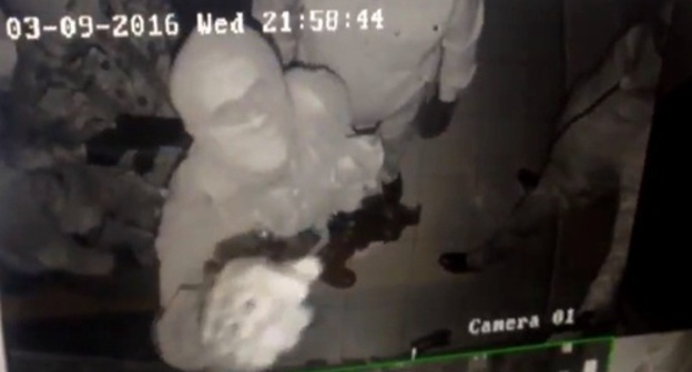 Attackers on the JMG office in Ingushetia. Screenshot of a video from the surveillance camera published in Dmitry Utukin's Twitter, Twitter.com/U2_Keen