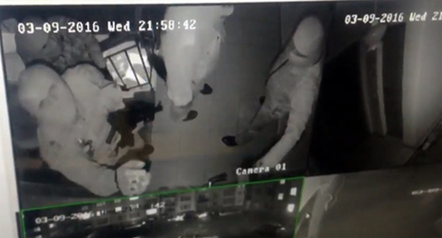 Attackers on the JMG office in Ingushetia. Screenshot of a video from the surveillance camera published in Dmitry Utukin's Twitter, Twitter.com/U2_Keen