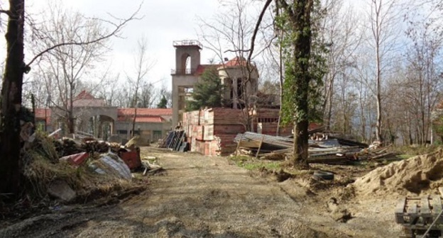 The neighbourhood Maly Akhun, in the park area where locals could walk, now has a building fence and a security station, and the road for general use is blocked. Sochi, March 12, 2016. Photo by Svetlana Kravchenko for the "Caucasian Knot"