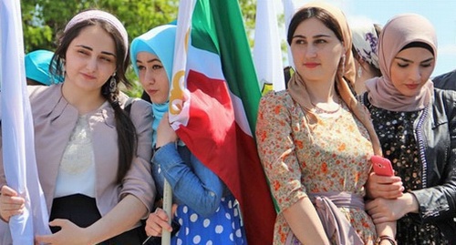 Participants of May 1st demonstration in Grozny. May 1, 2015. Photo by Magomed Magomedov for the ‘Caucasian Knot’. 