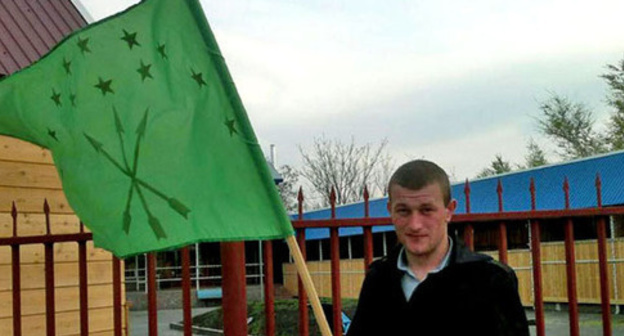 A man with Circassian flag, Cherkessk, April 25, 2013. Photo by Asya Kapaeva for the ‘Caucasian Knot’. 