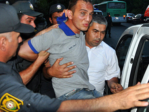 Rovshan Nasirli at detention by police. Baku, June 19, 2010. Photo by www.irfs.az
