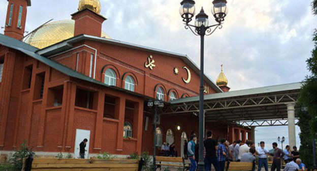Mosque in Nasyr-Kort, Nazran. Photo: http://kavpolit.com/articles/nasyr_kortskaja_mechet_ploschadka_gde_govoritsja_o-18509/
