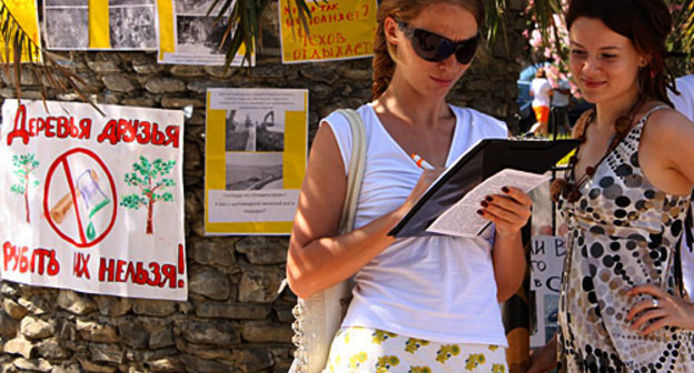 Signing-in at a picket in defence of nature of the Black Sea coast in Sochi. Poster on the left runs: "Trees are friends, stop cutting them!" June 19, 2010. Photo by the "Caucasian Knot"


