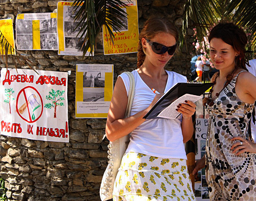 Signing-in at a picket in defence of nature of the Black Sea coast in Sochi. Poster on the left runs: "Trees are friends, stop cutting them!" June 19, 2010. Photo by the "Caucasian Knot"


