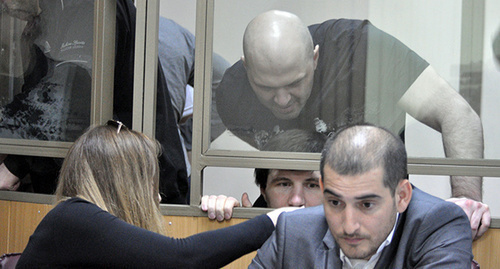 Advocate Madina Alieva show documents to Akhmedov brothers, in the foreground to the right – advocate Rinat Gamidov. Photo by Oleg Pchelov for the ‘Caucasian Knot’. 