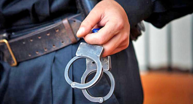 Law enforcer with handcuffs. Photo: Fedor Obmaikin / Yugopolis