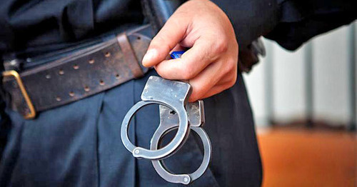 Law enforcer with handcuffs. Photo: Fedor Obmaikin / Yugopolis