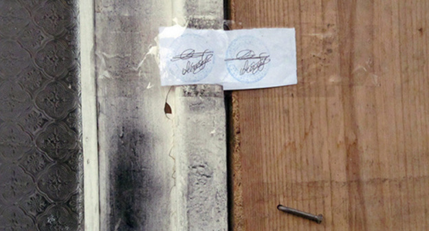 Entry door of the Avetisyans house sealed by investigators, Gyumri, January 14, 2015. Photo by Tigran Petrosyan for the ‘Caucasian Knot’. 