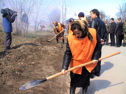Cleaning of Grozny streets. Photo by www.chechnyafree.ru