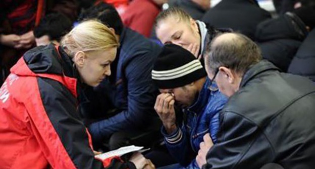 Psychologist talks to relatives of people killed in airplane crash in Rostov-on-Don. Photo: Russia’s Ministry of Emergency Situations. 
