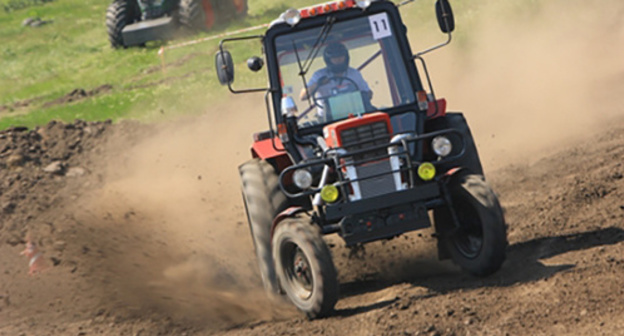 Tractor race. Photo Victor Demidov, https://ru.wikipedia.org/wiki/Трактор#/media/File:Bizon-Treck-Show_Russia_Rostov-on-Don_2009_may-5.JPG