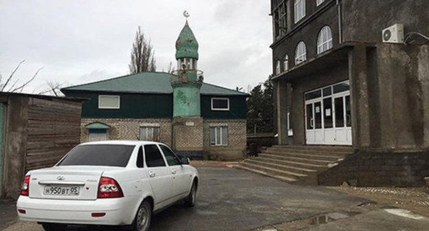 Mosque in Hungarian Fighters Street, Makhachkala, Photo: Daniel Turovsky / ‘Meduza’, https://meduza.io/feature/2016/02/24/mecheti-v-kotorye-opasno-hodit