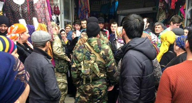 Discontent of local traders was caused by policemen's raids in Khasavyurt and confiscations of Turkish-made foodstuffs and textile goods. Photo by Magomed Magomedov for the ‘Caucasian Knot’. 