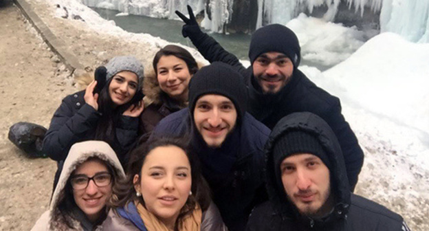 Repatriate students from Syia in the Chegem waterfalls. Photo: page "Help to compatriots from Syria" https://www.facebook.com/groups/433298283464889/photos/