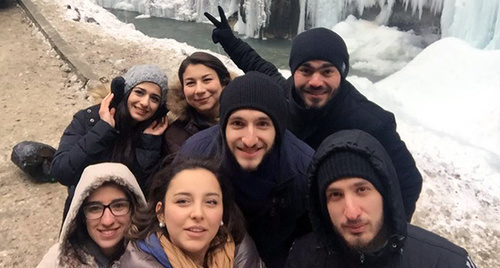 Repatriate students from Syia in the Chegem waterfalls. Photo: page "Help to compatriots from Syria" https://www.facebook.com/groups/433298283464889/photos/