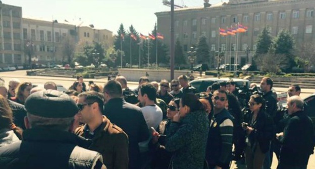 People in the square in Stepanakert, where the recording of men for military operations is held. April 2, 2016. Photo: Kavkaz-uzel.ru/blogs/275/posts/24305
