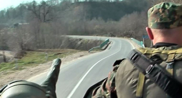 A law enforcer during CTO. Photo: http://nac.gov.ru/kontrterroristicheskie-operacii/v-dagestane-neytralizovan-glavar-mahachkalinskoy.html